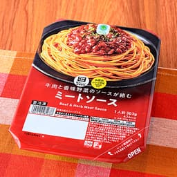 ファミリーマートの牛肉と香味野菜のソースが絡むミートソース