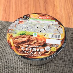 ファミリーマートの牛肉の旨み溶け込む牛すき焼き鍋(うどん入り)