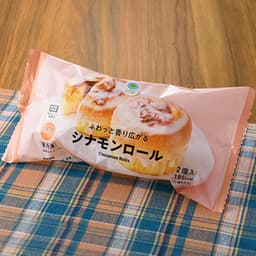 ファミリーマートのふわっと香り広がる　シナモンロール