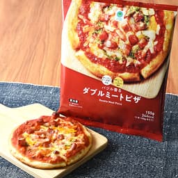 ファミリーマートのバジル香るダブルミートピザ