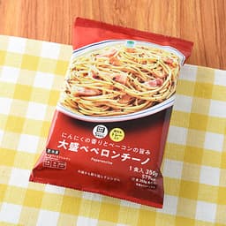 ファミリーマートのにんにくの香りとベーコンの旨み大盛ペペロンチーノ