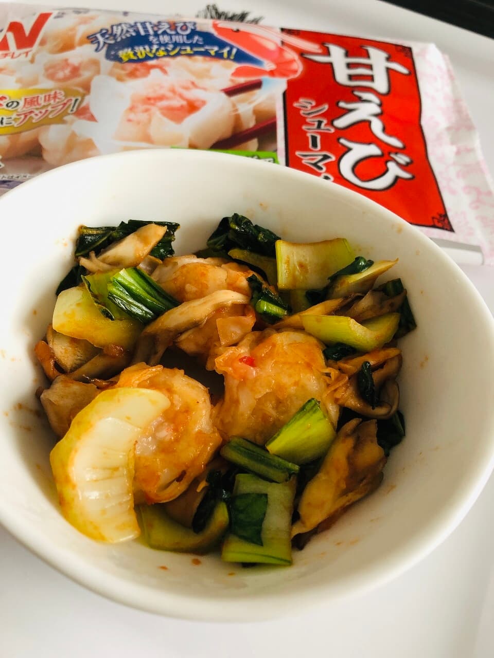 甘えびシューマイと青梗菜、舞茸のピリ辛ケチャップ炒めの完成写真