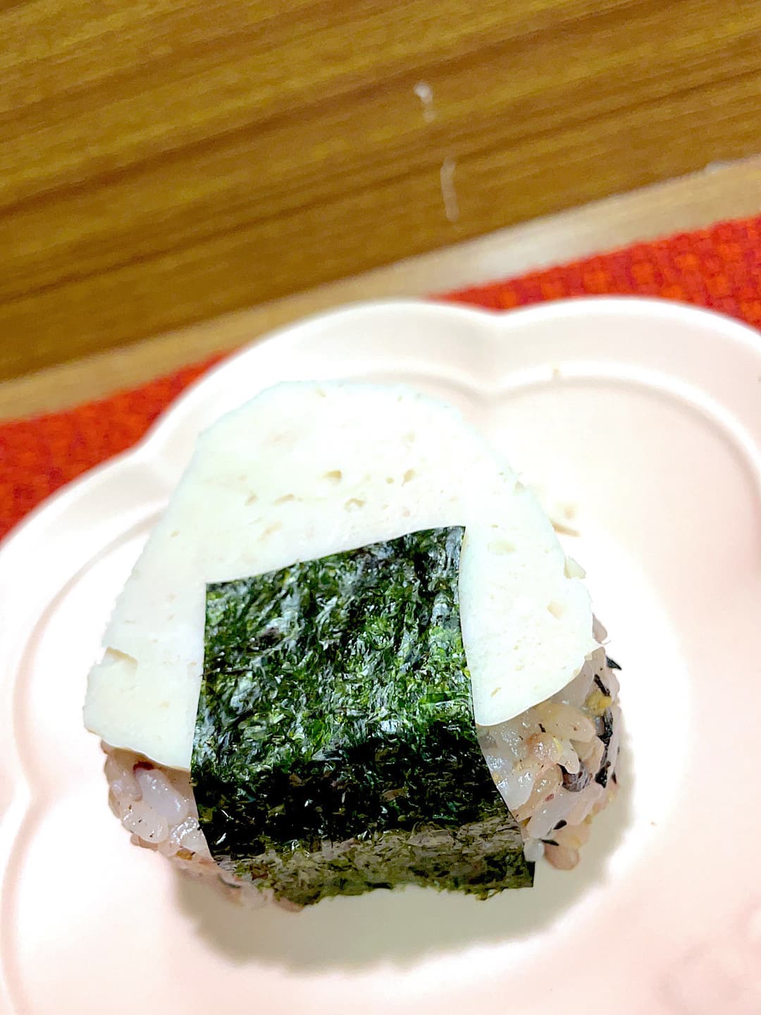 梅ひじきチキンおにぎりの完成写真