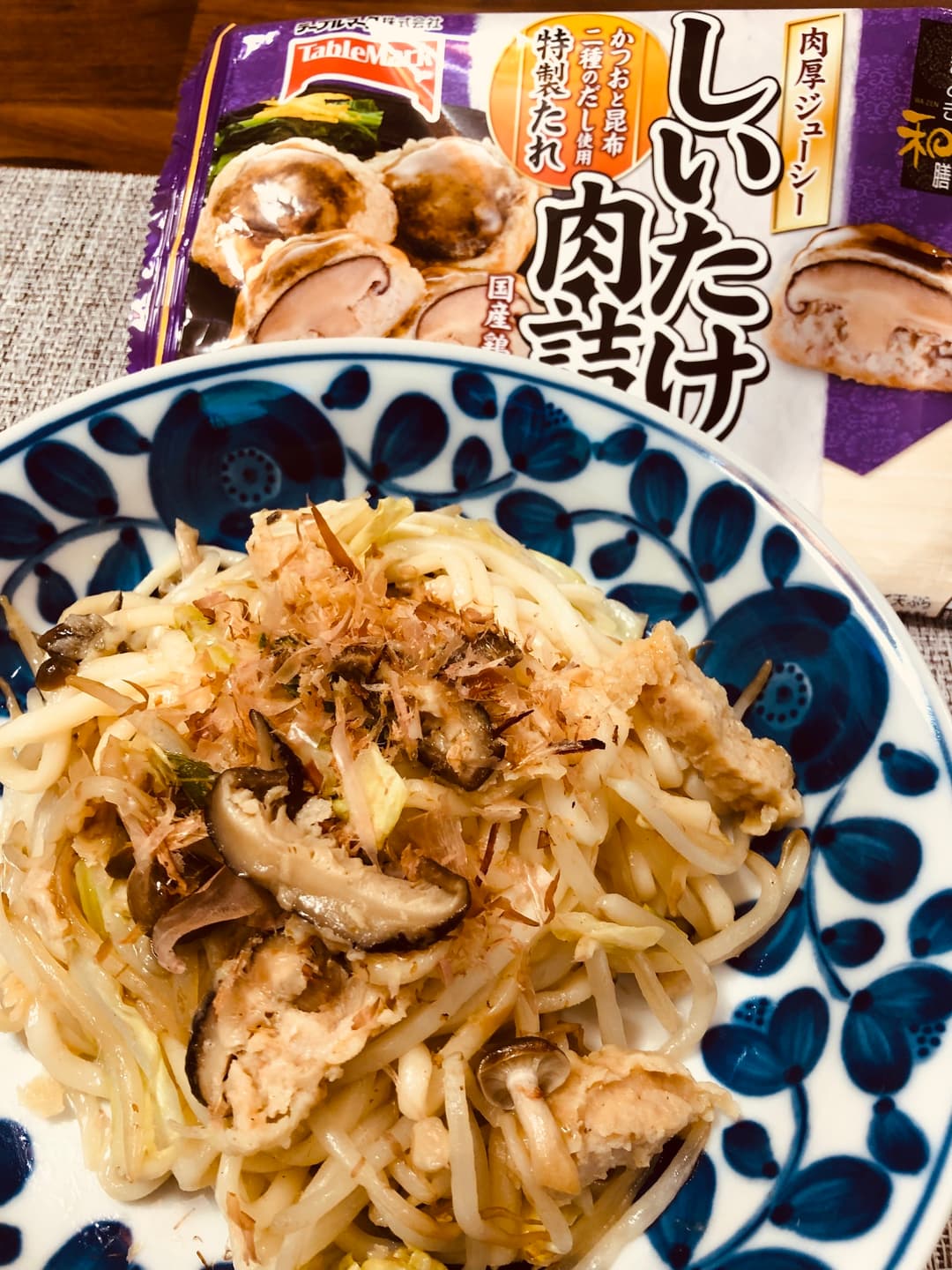 出汁たっぷり肉しいたけの焼きうどんの完成写真