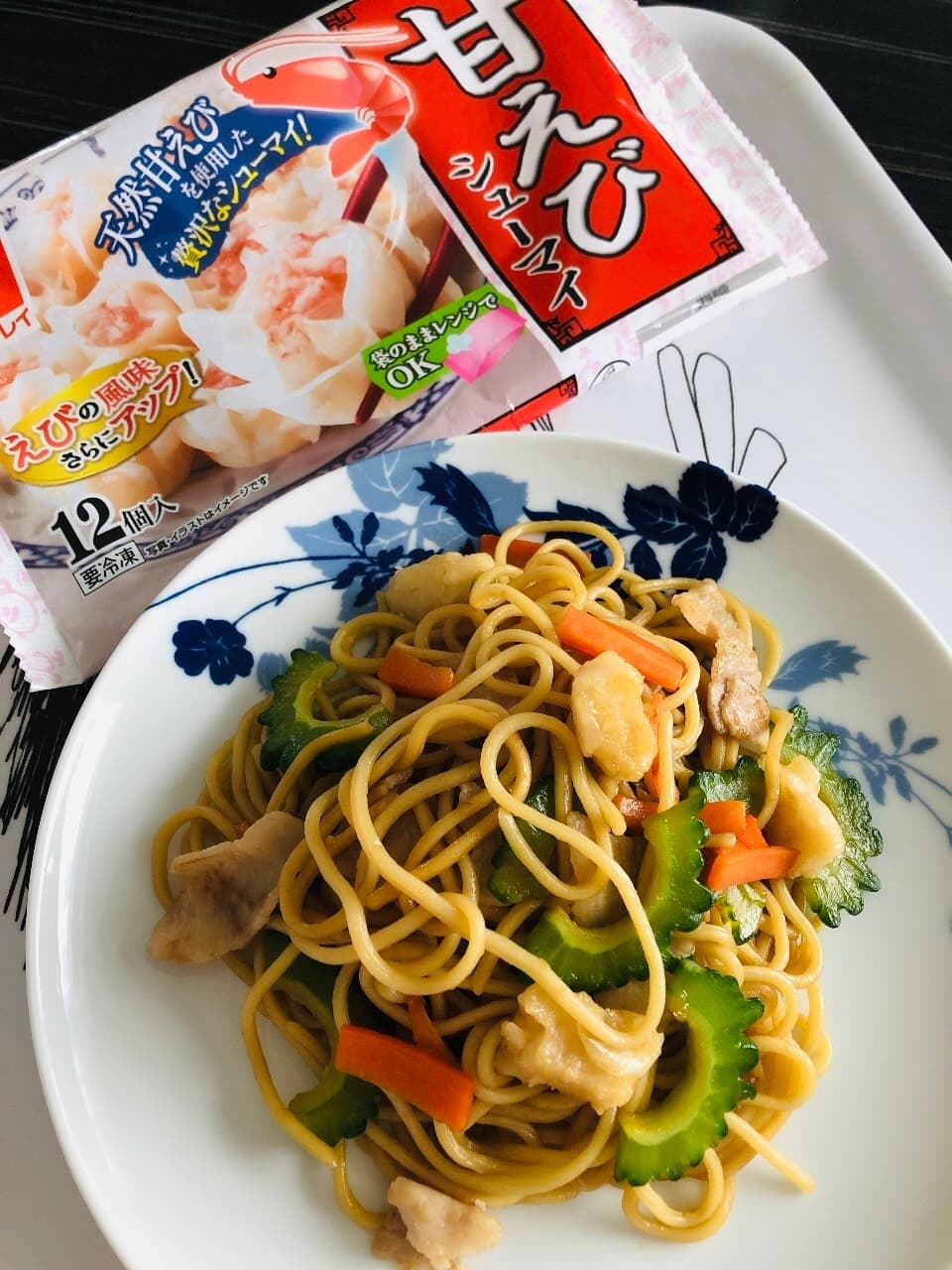 甘えびシューマイと豚バラ、ゴーヤのオイスター焼きそばの完成写真