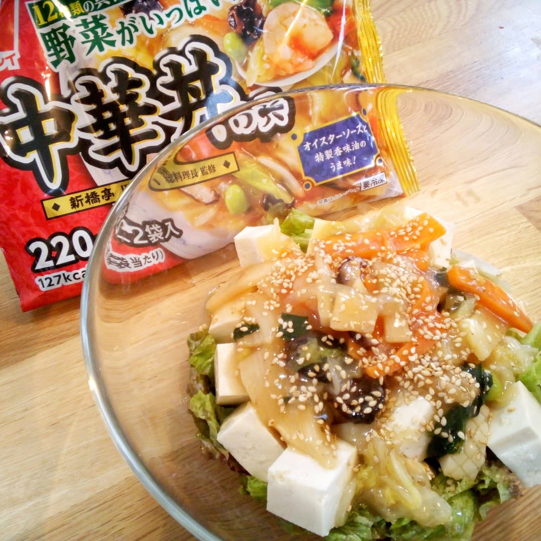 中華丼のもとで レタスと豆腐のサラダの完成写真