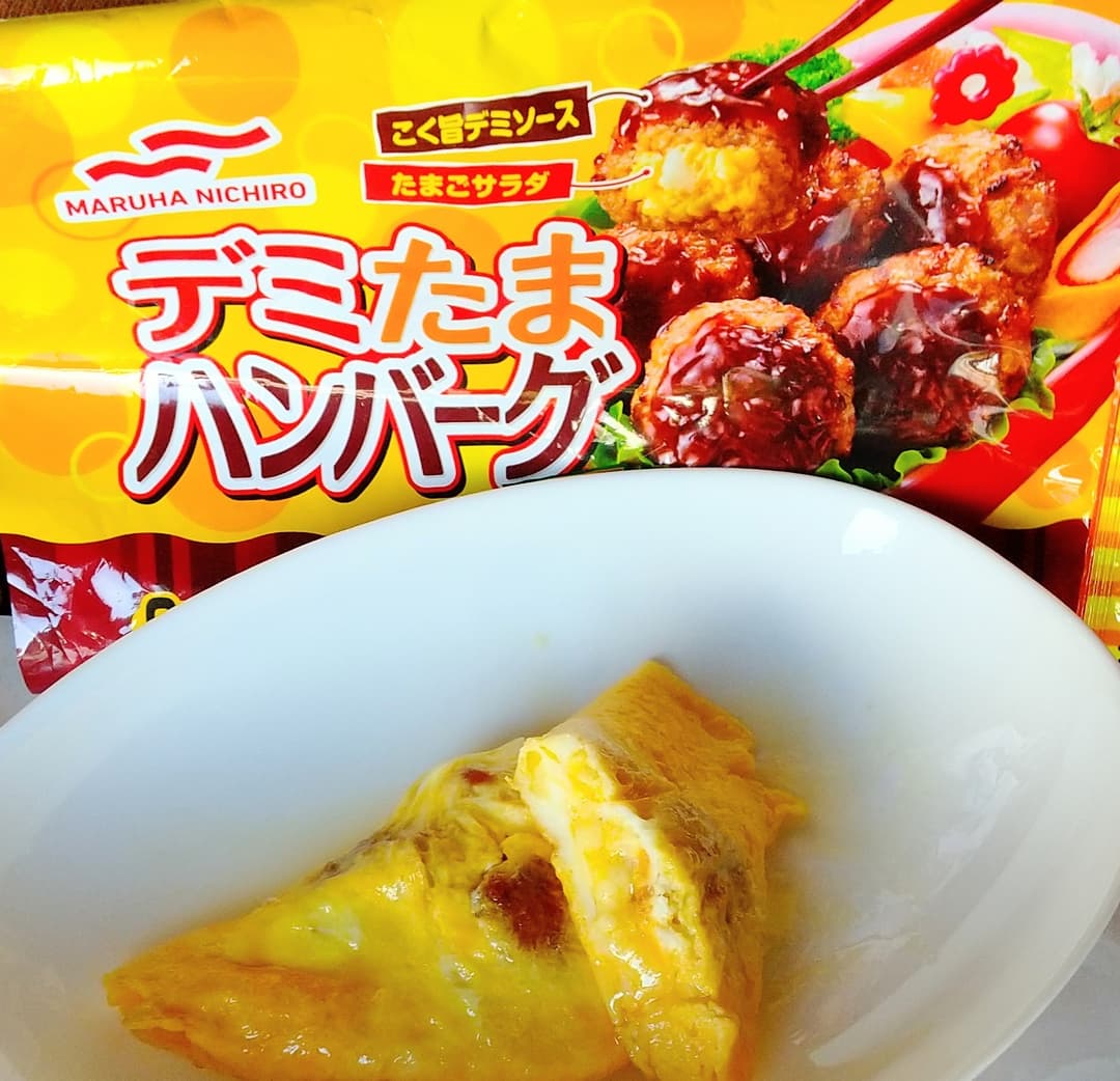 デミたまハンバーグ入りのチーズオムレツの完成写真