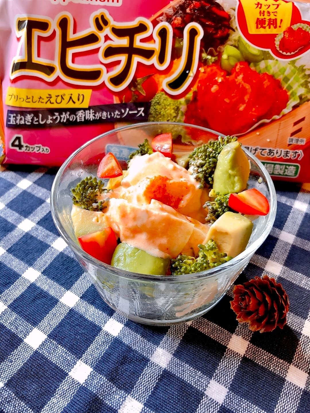 エビチリと卵のカクテルサラダの完成写真