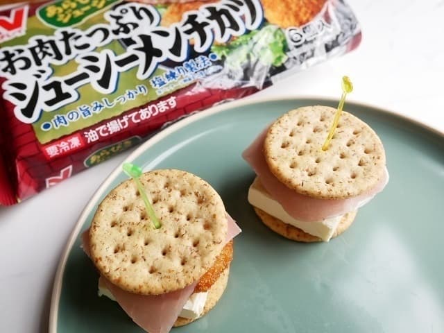 さくさくメンチクラッカーサンドの完成写真