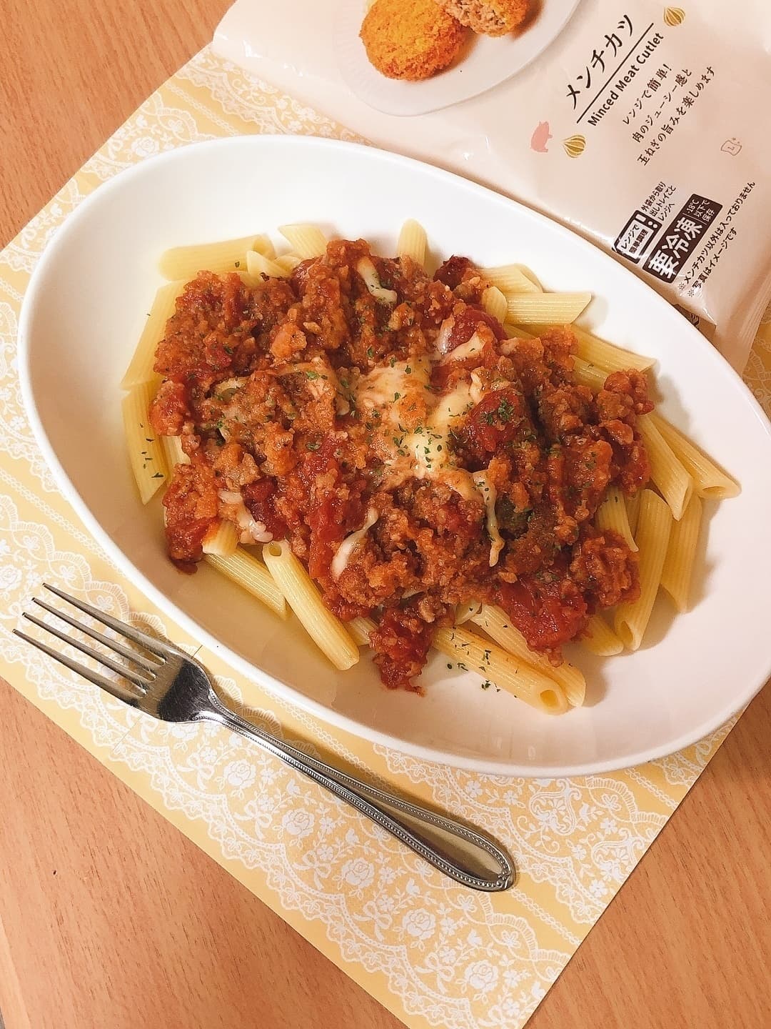 メンチカツでボロネーゼ風パスタの完成写真