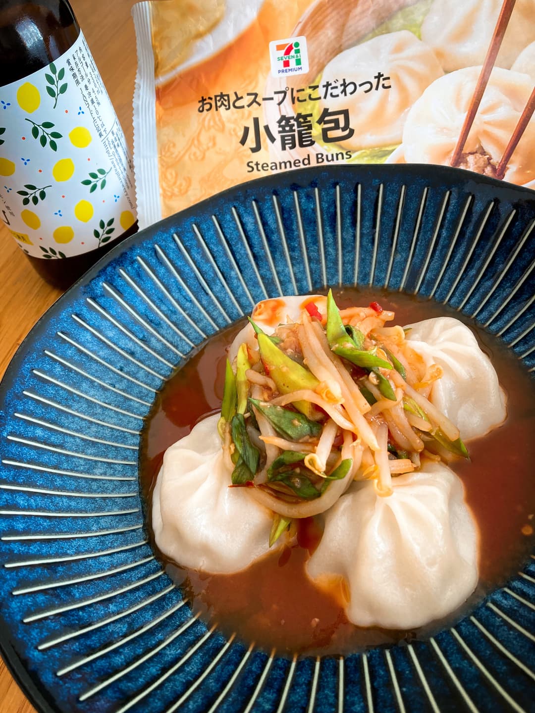 チリソースで食べる小籠包の完成写真