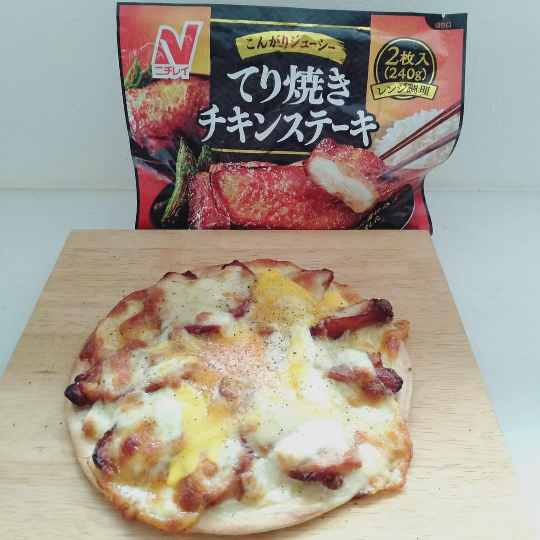 てり焼きチキンと半熟卵のピザの完成写真