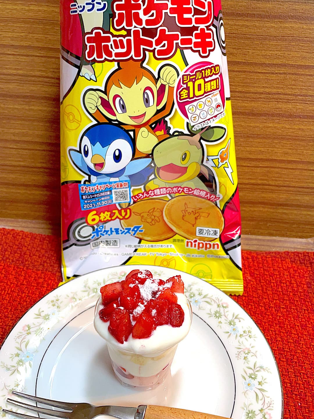 ホットケーキのストロベリーパフェの完成写真