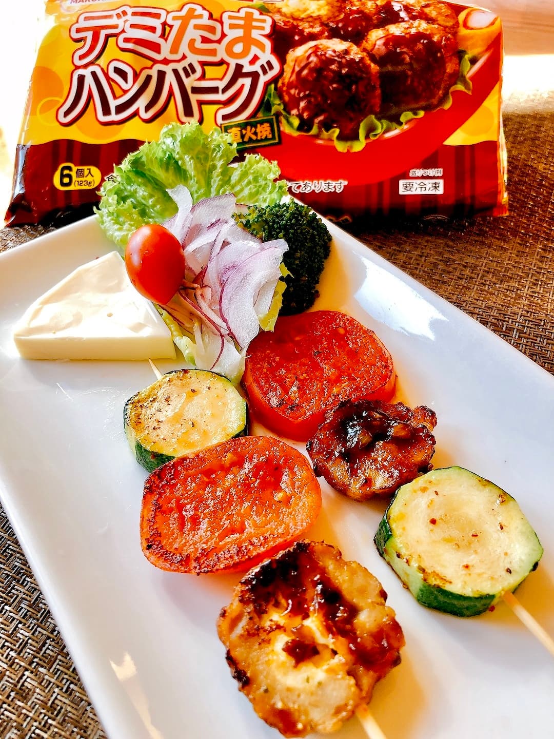 デミたまハンバーグと野菜の串焼きの完成写真