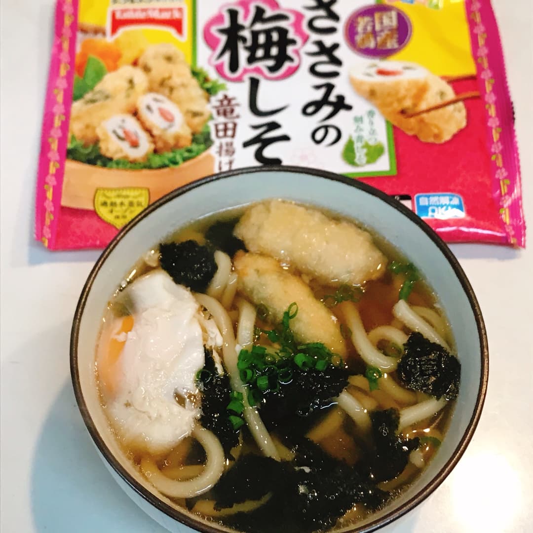 梅しそ竜田揚げの海苔月見うどんの完成写真
