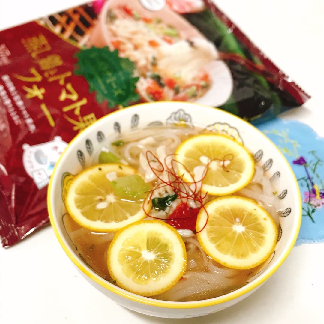 蒸し鶏とトマトとレモンのフォーの完成写真