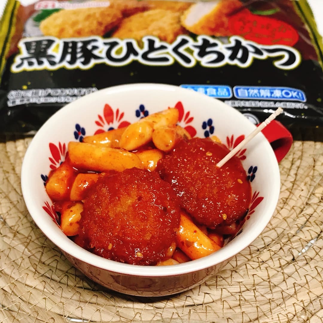 旨辛黒豚ひとくちかつのトッポギの完成写真