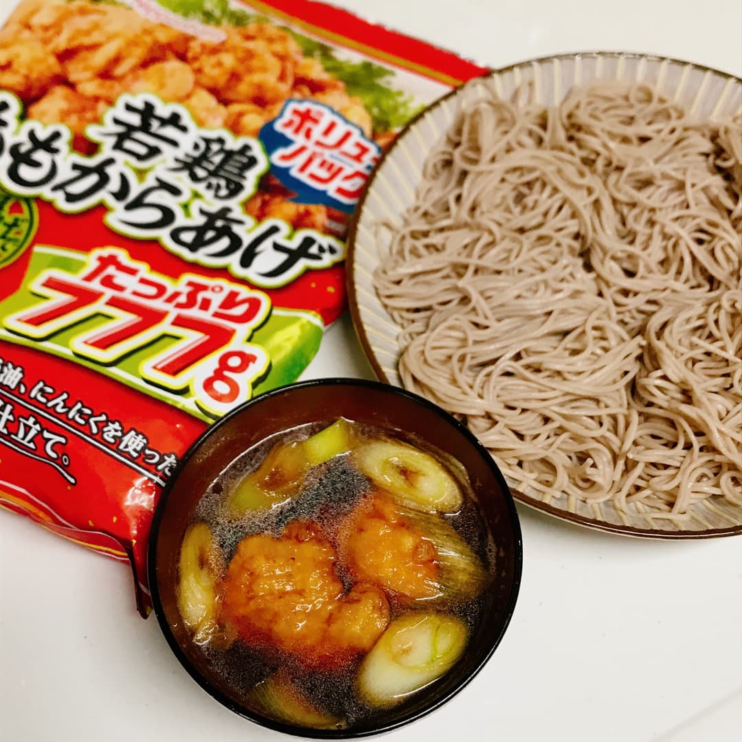 冷やし蕎麦とももからあげの温かいつけ汁の完成写真