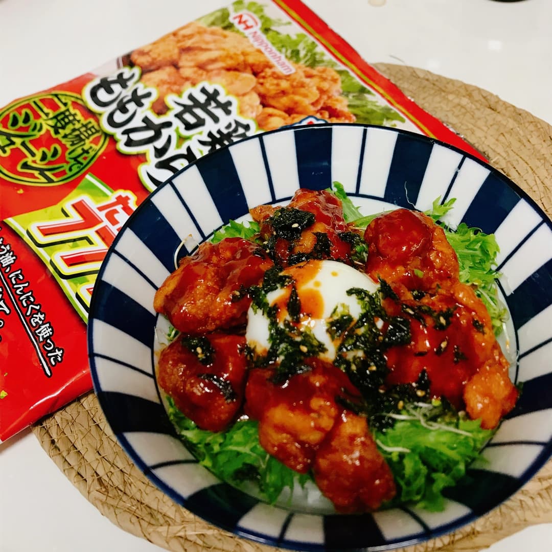 ヤンニョムチキンの温玉丼の完成写真