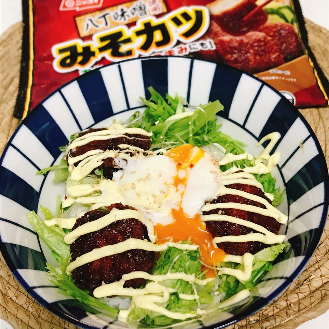 八丁味噌みそカツ温玉丼の完成写真