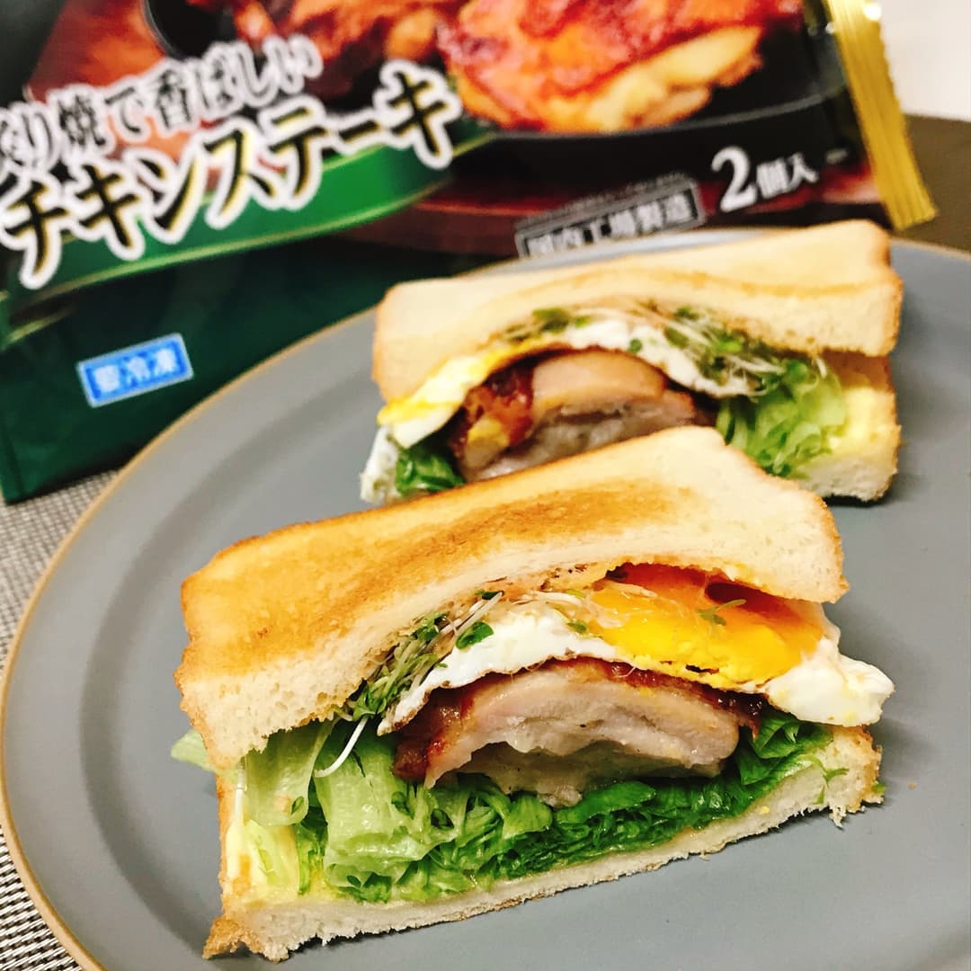 チキンステーキのトーストサンドの完成写真