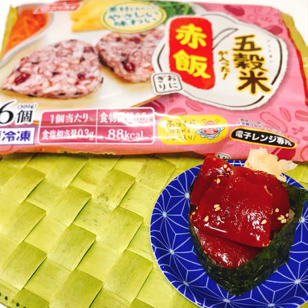 五穀米赤飯のマグロのポキむすびの完成写真