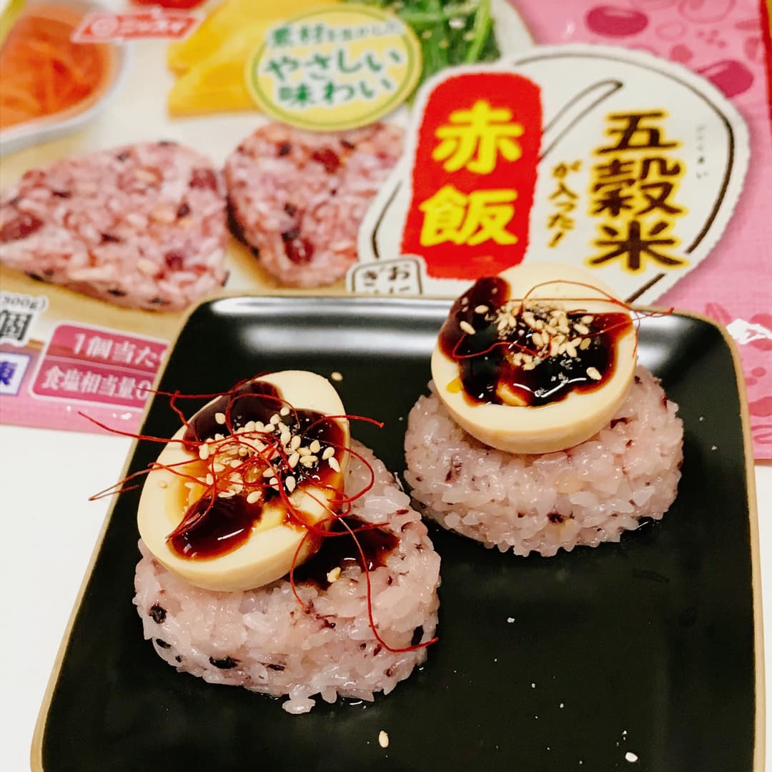 赤飯オイスターソース煮卵のせの完成写真
