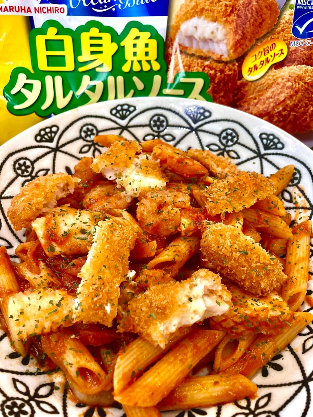 タルタル白身魚をのせたトマトソースペンネの完成写真