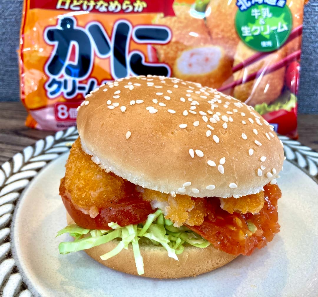 かにクリームコロッケと焼きトマトのバーガーの完成写真