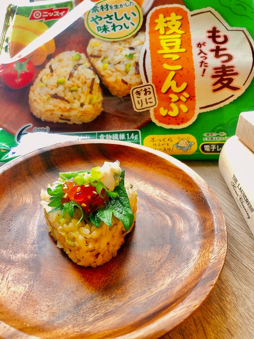 もち麦おにぎりの青紫蘇いくらのせの完成写真