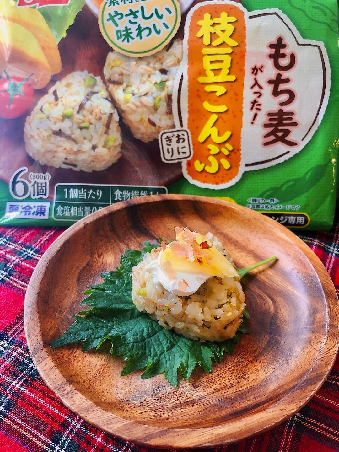 もち麦おにぎりのたくあんチーズのせの完成写真
