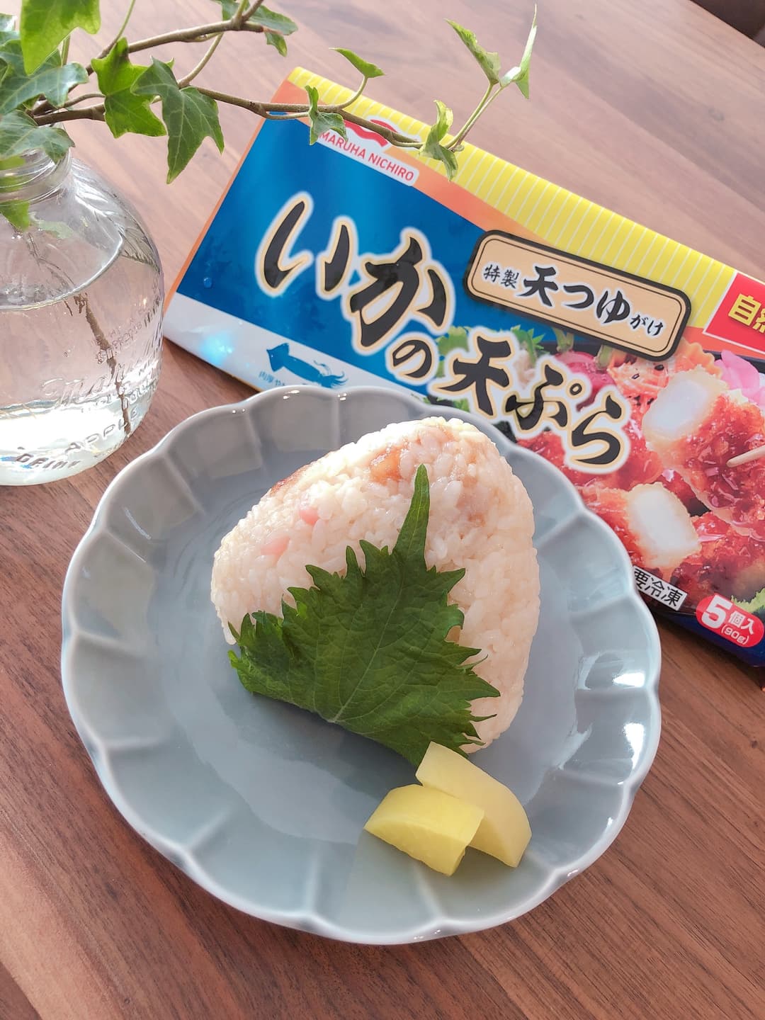 いか天入り紅生姜大葉おむすびの完成写真