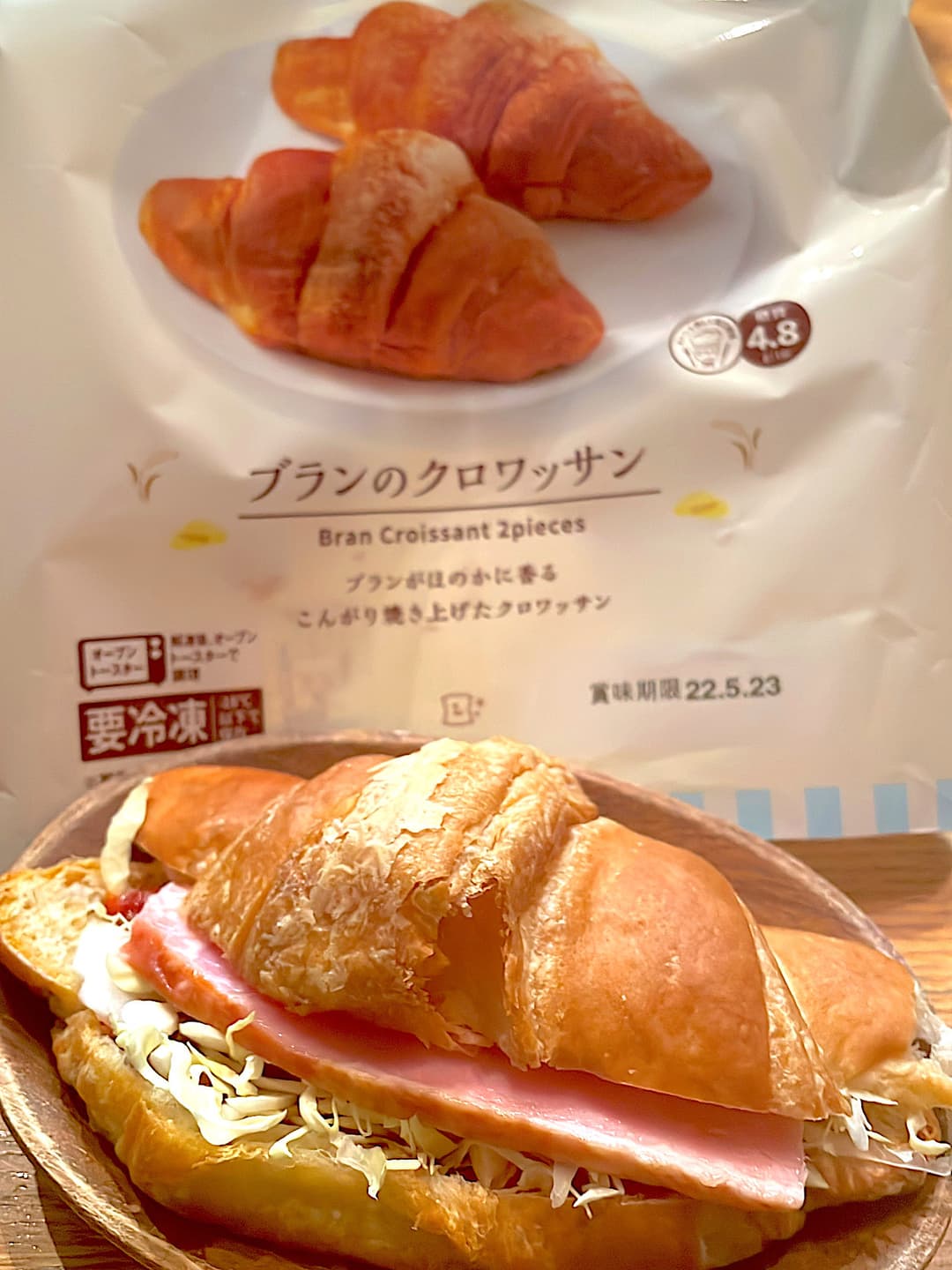 クロワッサンの厚切りベーコンサンドの完成写真