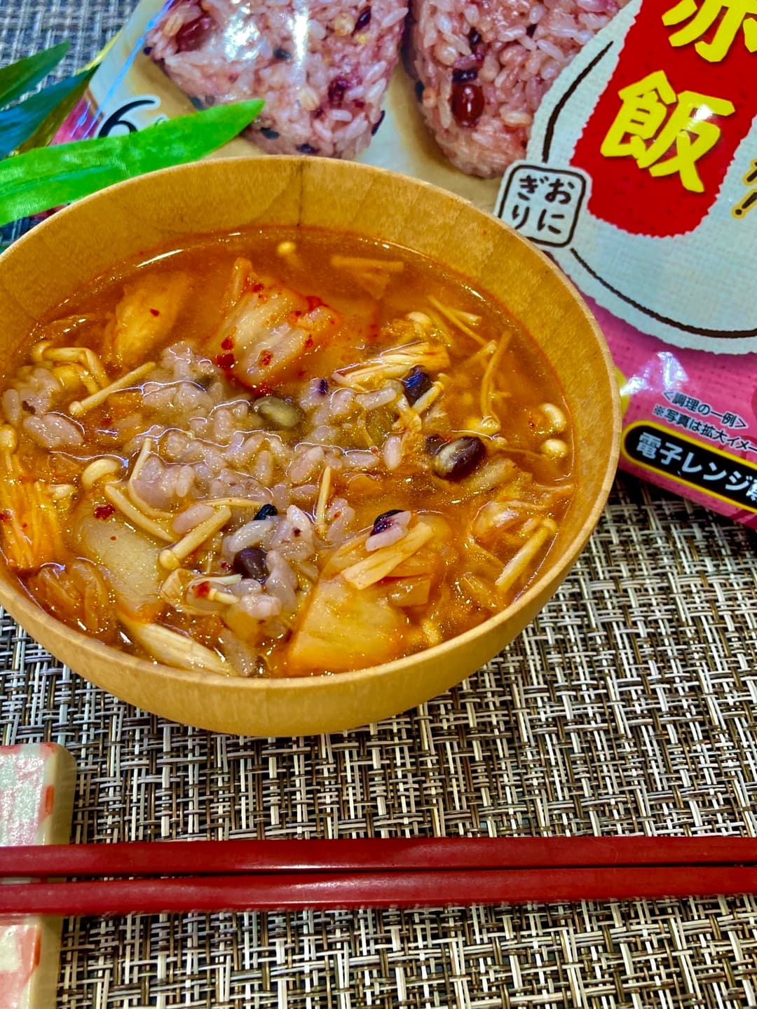 赤飯と焼きキムチの中華だし茶漬けの完成写真