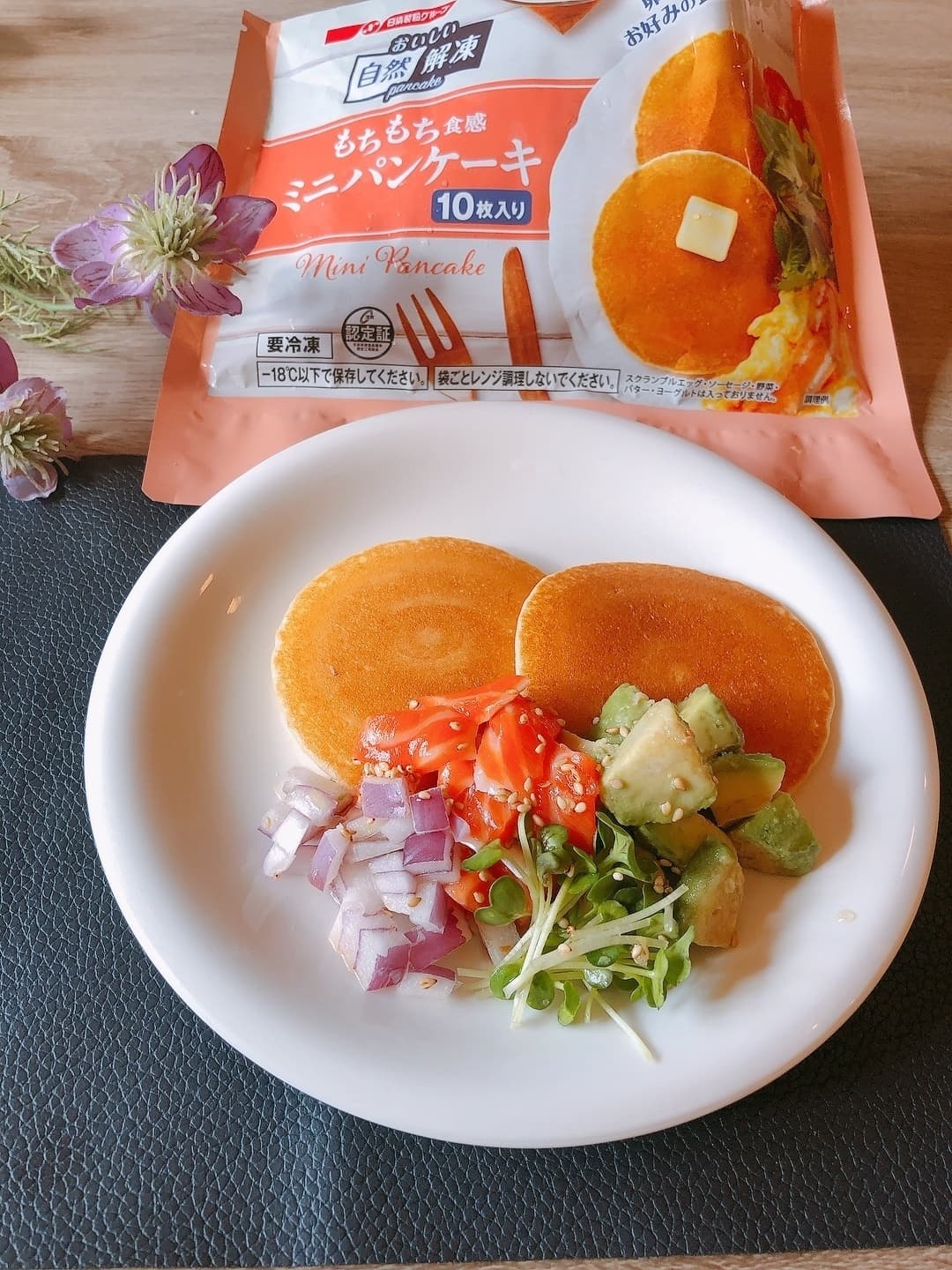 サーモンポキのパンケーキの完成写真