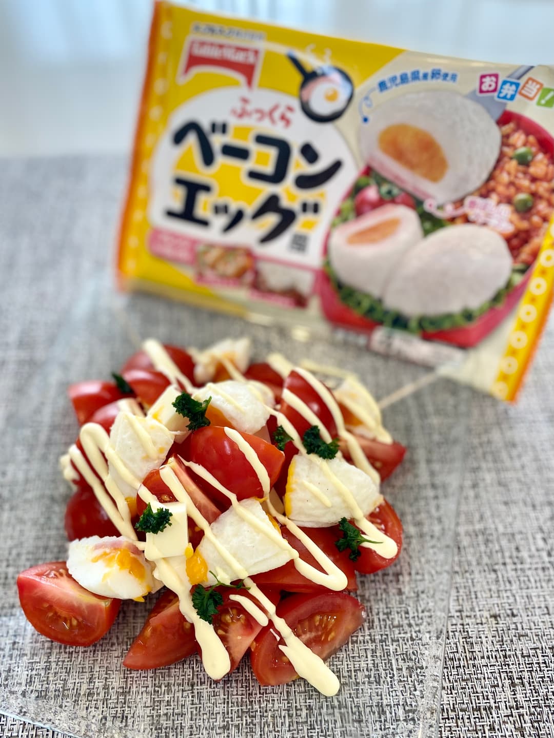 ベーコンエッグ風とチーズのトマトサラダの完成写真