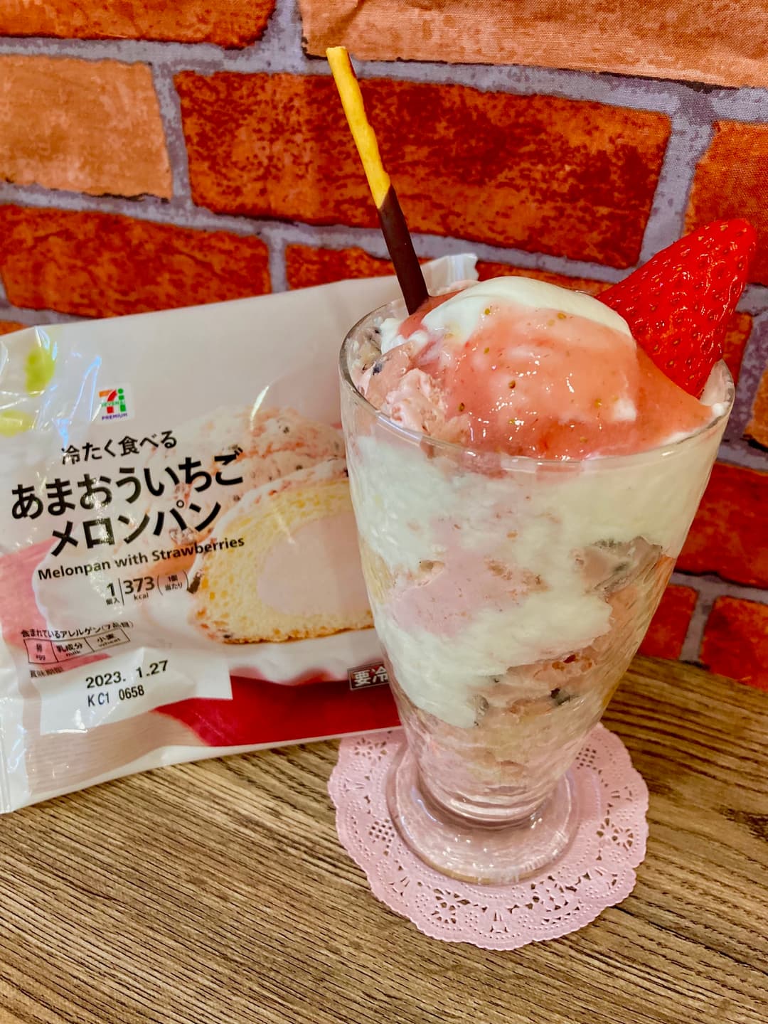 あまおういちごメロンパンのパフェの完成写真