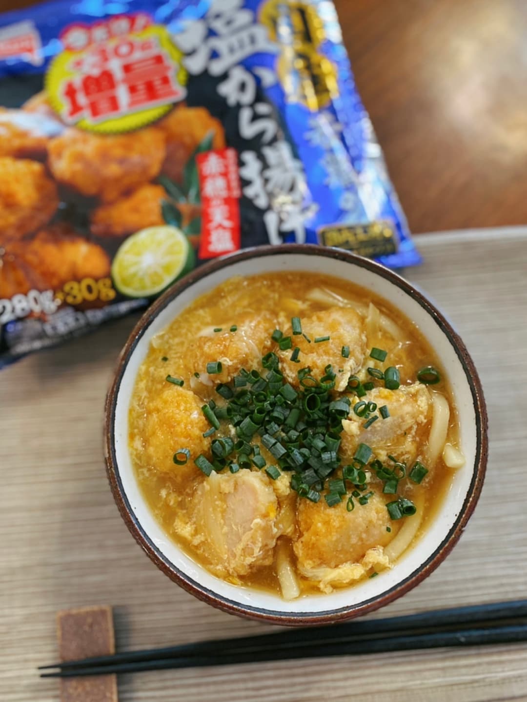 から揚げ卵とじうどんの完成写真