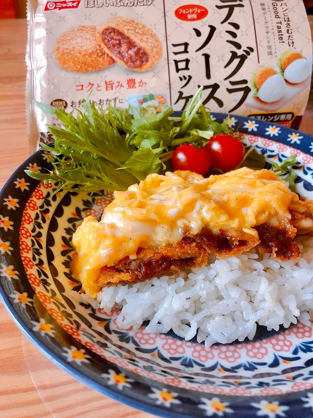 デミグラコロッケのチーズオムレツのせの完成写真