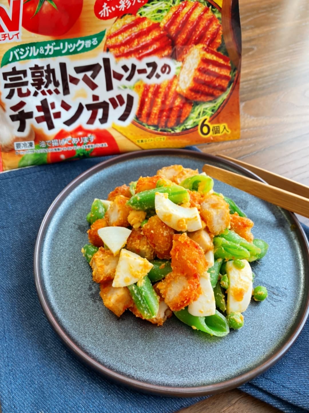 トマトチキンカツのご馳走サラダの完成写真