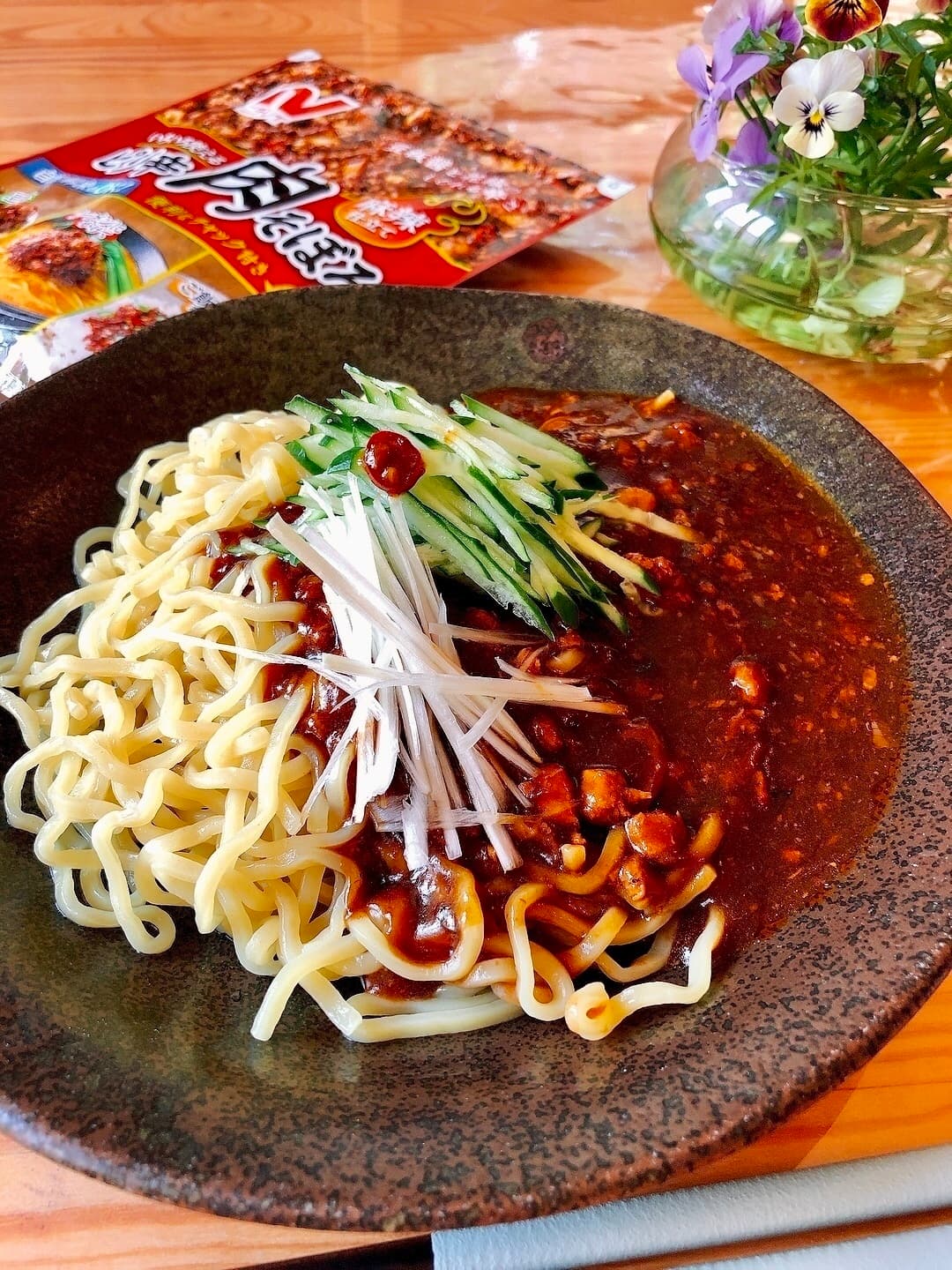 肉そぼろで旨辛ジャージャー麺の完成写真