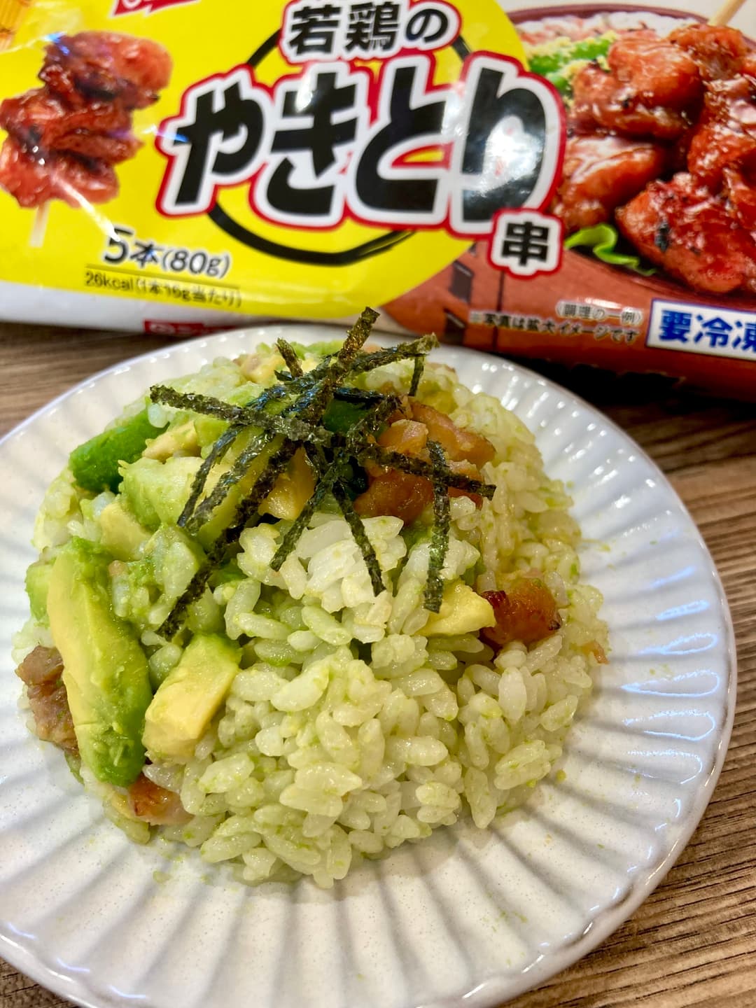 焼き鳥とアボカド飯の完成写真