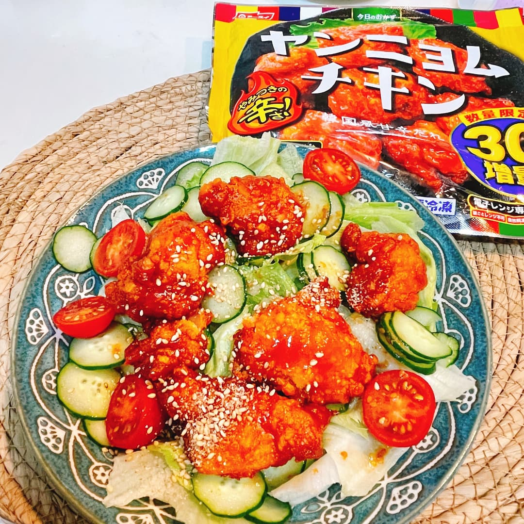 ヤンニョムチキンの韓国風サラダの完成写真