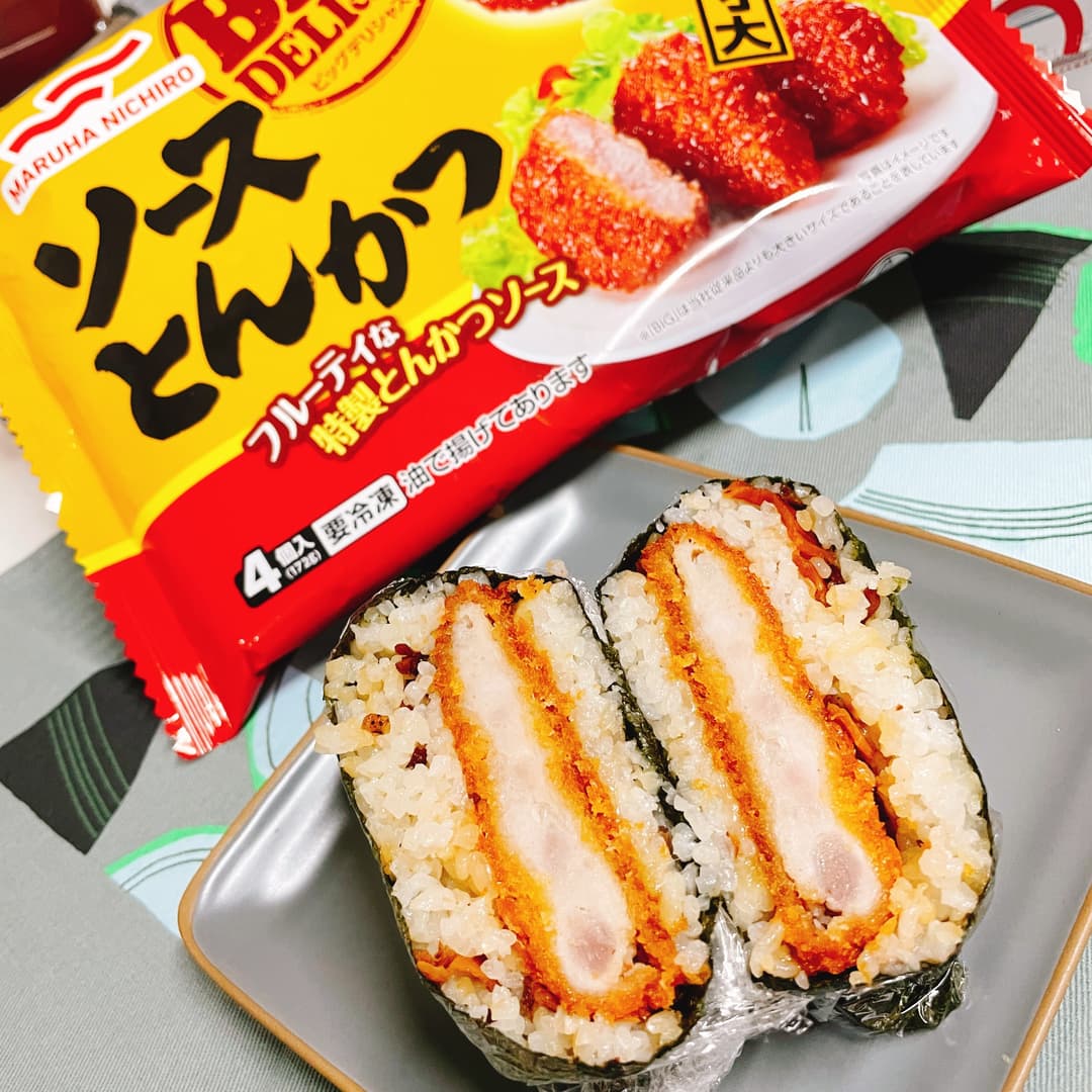 炙りチーズのソースとんかつおにぎらずの完成写真