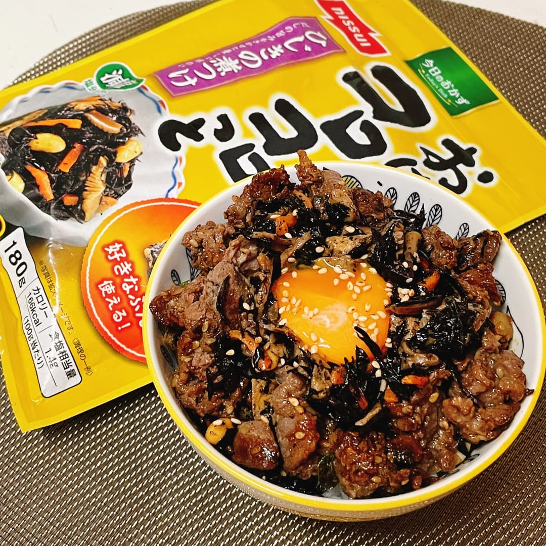 プルコギとひじきナムルのビビンパ風の完成写真