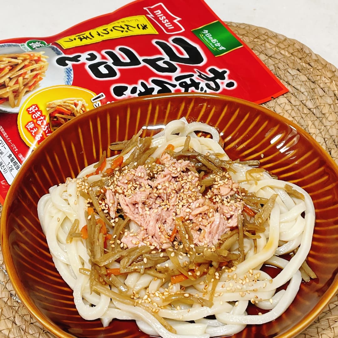 ツナときんぴらののっけうどんの完成写真