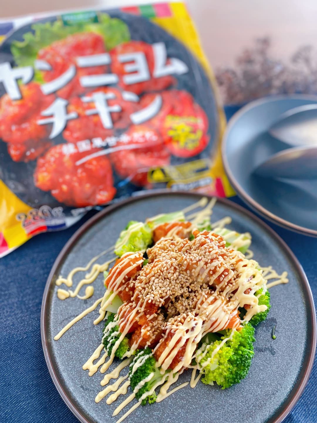 ヤンニョムチキンとブロッコリーのサラダの完成写真
