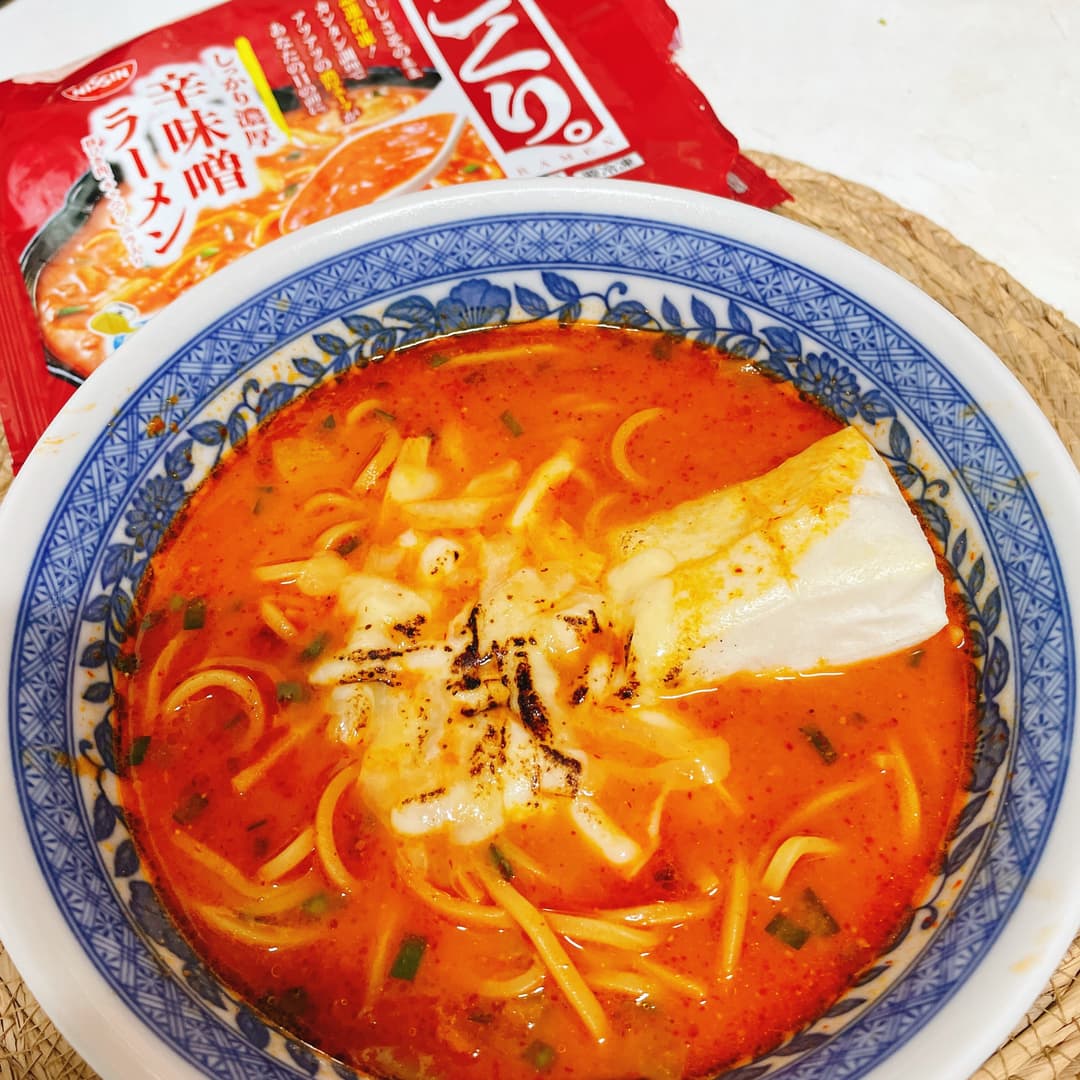 ごくり。餅と焦がしチーズの辛味噌ラーメンの完成写真