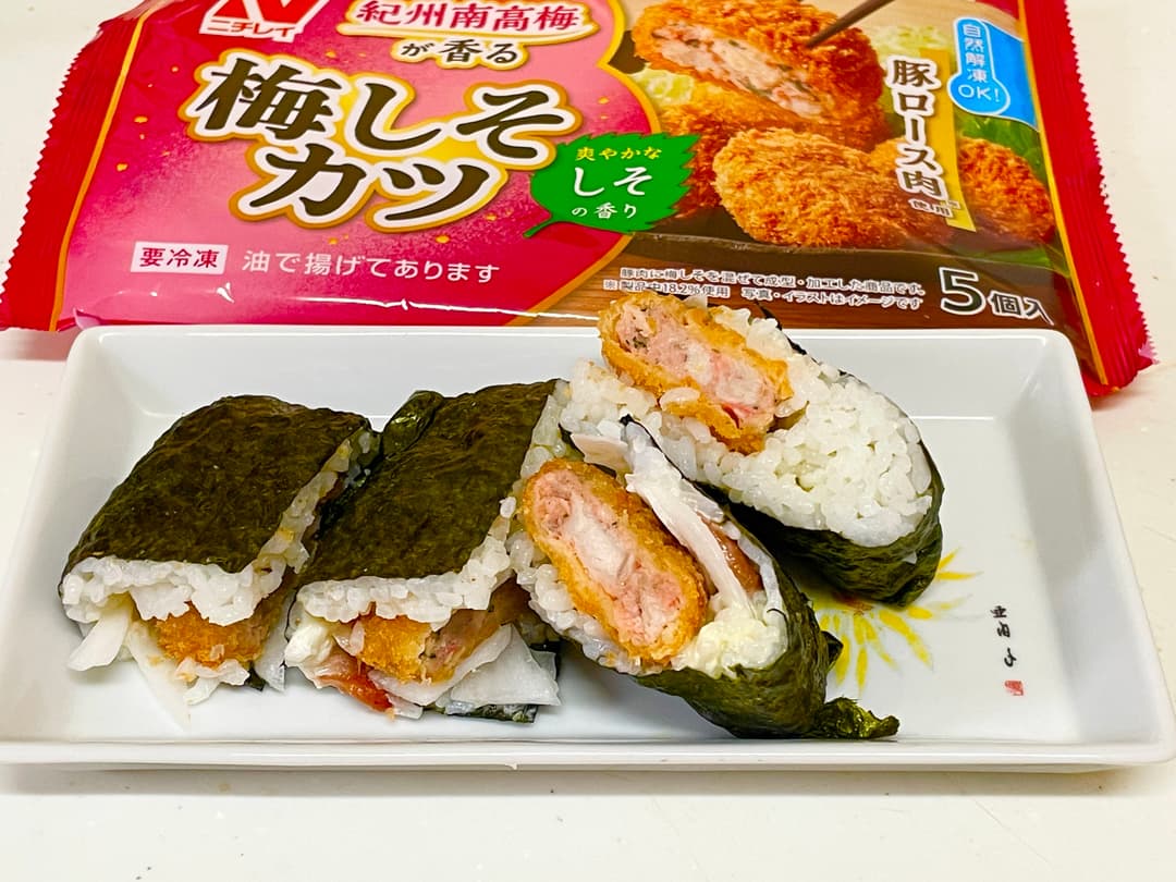 梅しそカツと新玉ねぎのおにぎらずの完成写真