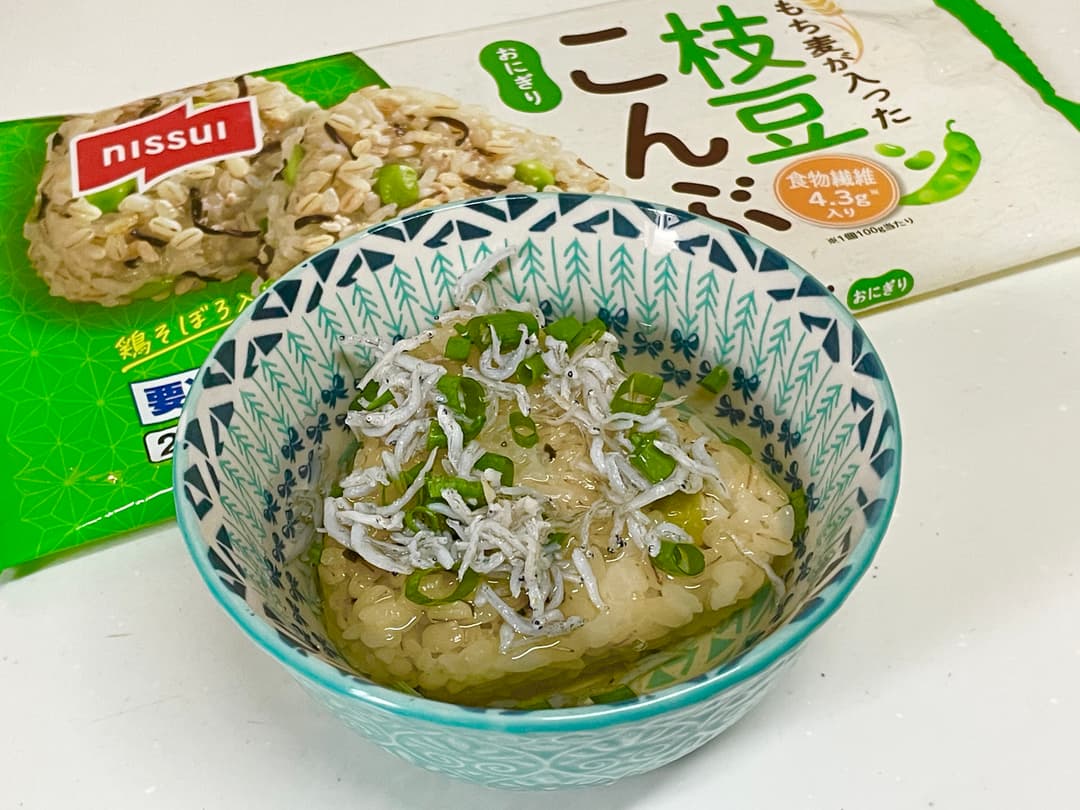 枝豆こんぶおにぎりのしらす茶漬けの完成写真